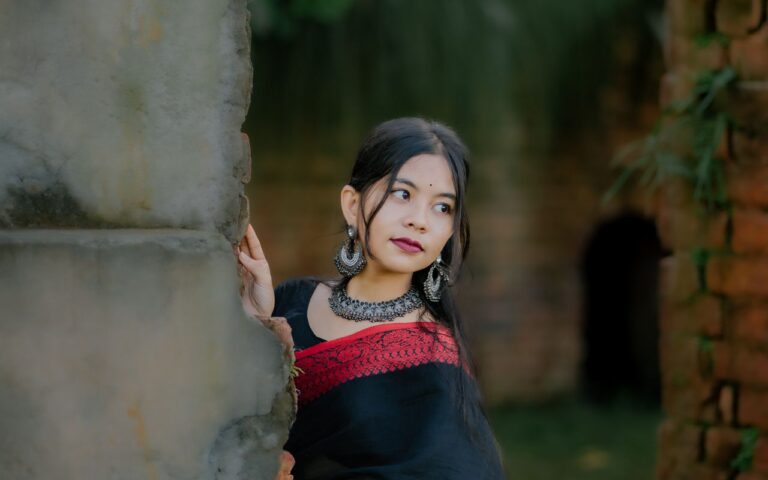 অফিসের জন্য শাড়ি কীভাবে স্টাইল করবেন